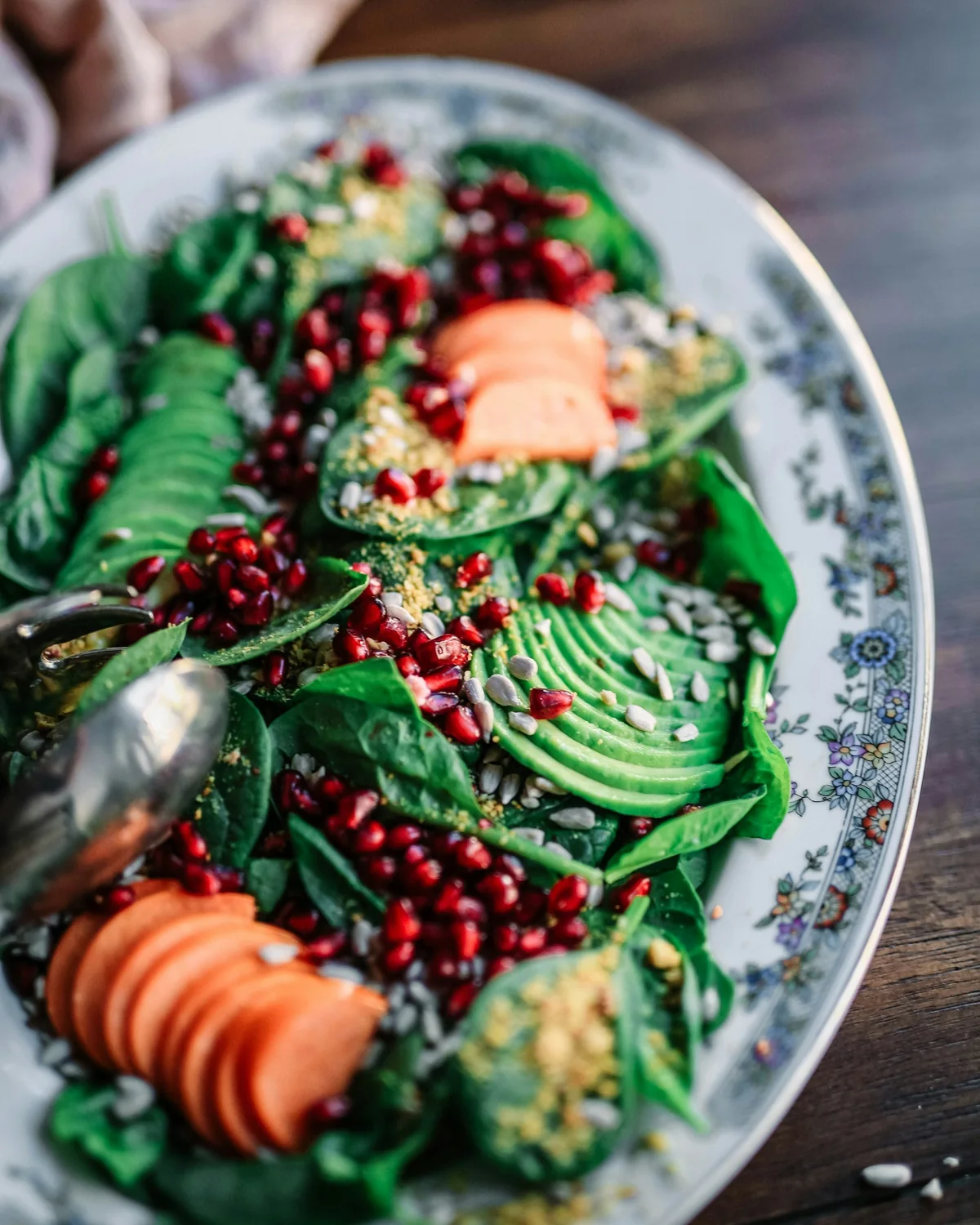 Bowl con fruta, semillas y verduras