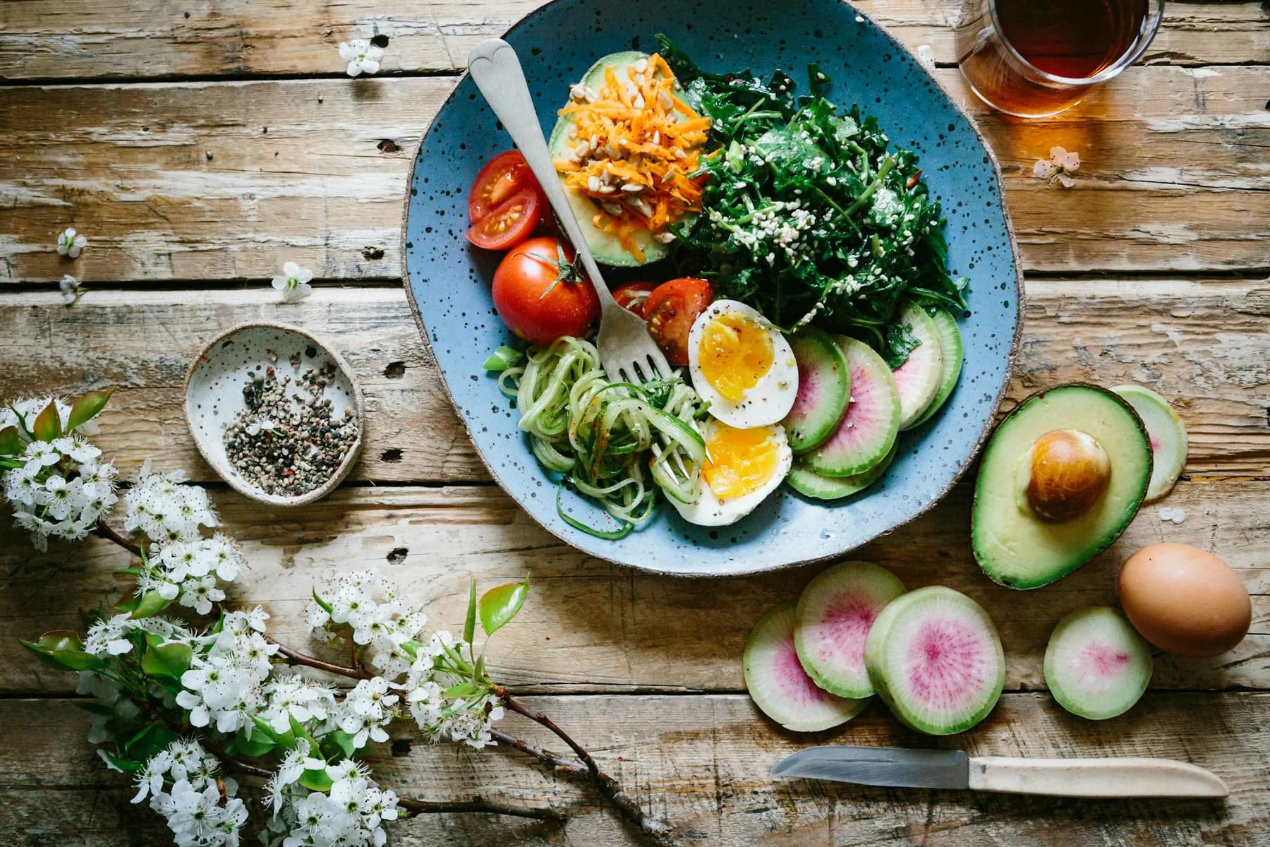 Bol con verduras, aguacate y semillas